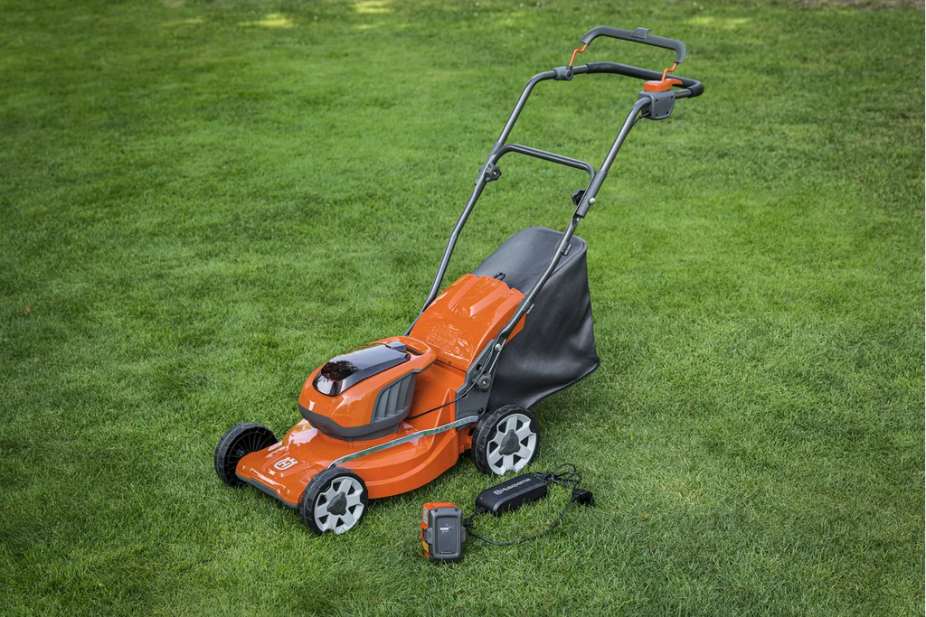 HUSQVARNA LC 137i mit Akku und Ladegerät-Neu